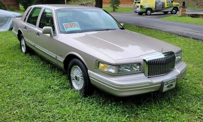 1995 Lincoln Town CAR Signature