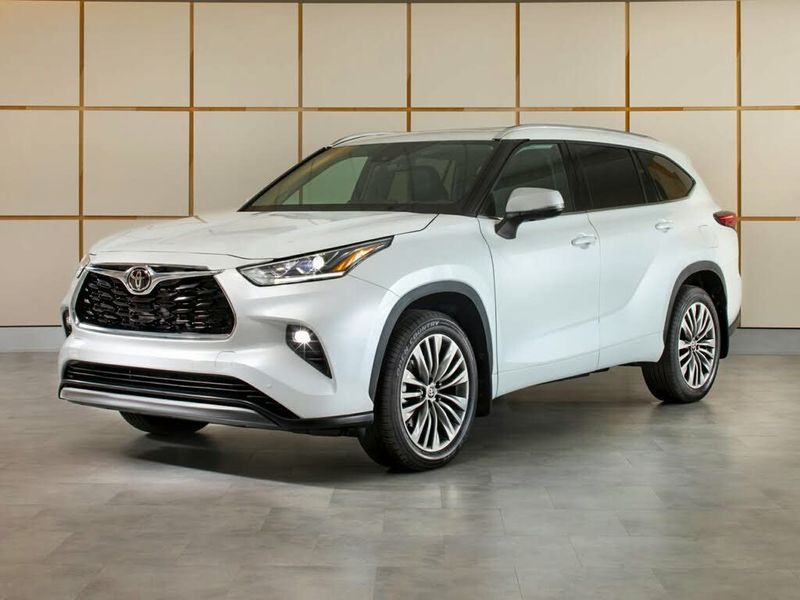 2023 Toyota Highlander — a typically priced live listing