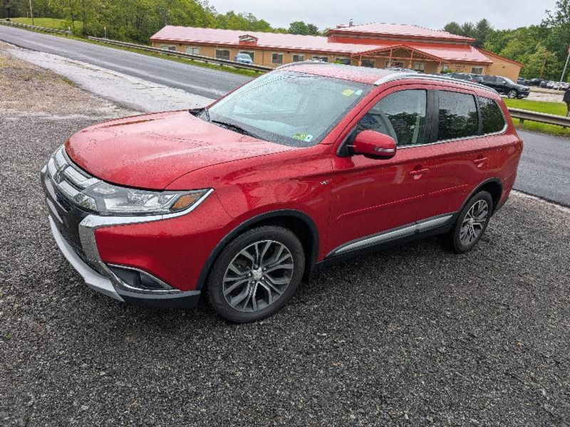 2016 Mitsubishi Outlander — a typically priced live listing
