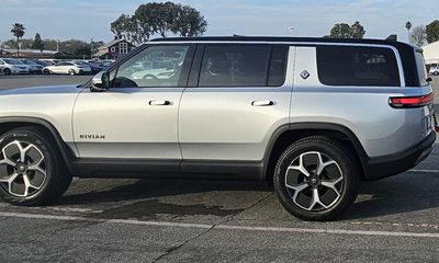 2024 Rivian R1S Adventure
