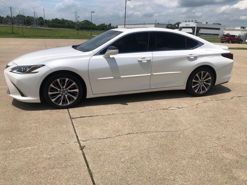 2021 Lexus ES — a typically priced live listing