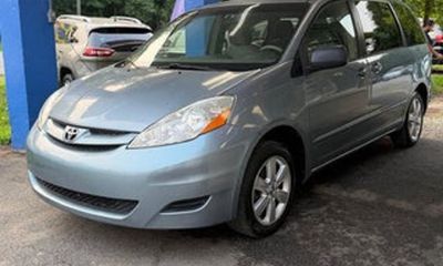 2010 Toyota Sienna LE 8 Passenger