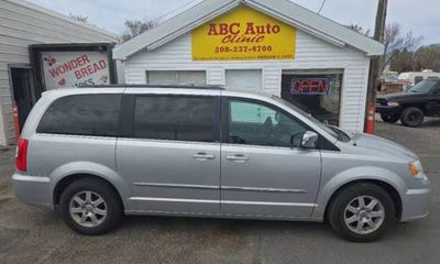 2011 Chrysler Town AND Country Touring L