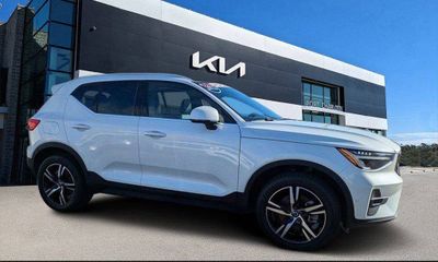 2023 Volvo XC40 Plus Bright