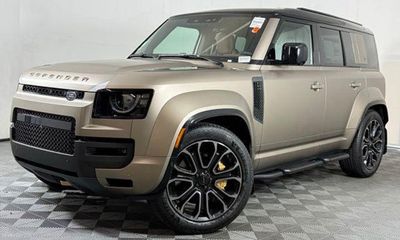 2026 Land Rover Defender Octa Black