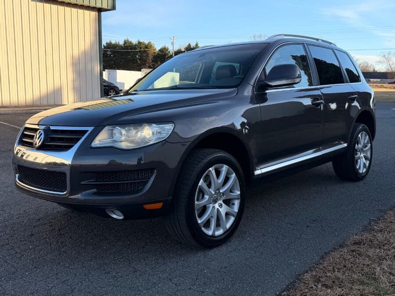 2010 Volkswagen Touareg — a typically priced live listing