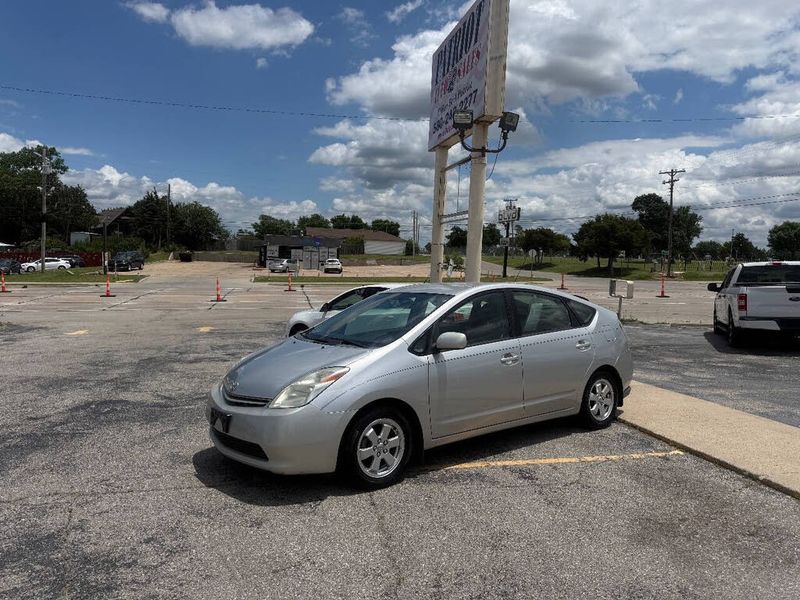 2005 Toyota Prius — a typically priced live listing