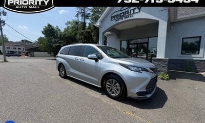 2022 Toyota Sienna LE