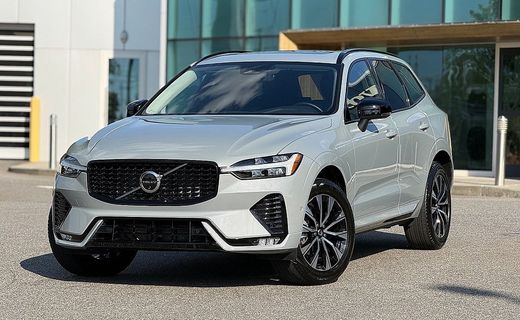 2025 Volvo XC60 Plus Dark