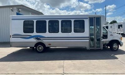 2001 Ford E-450 Super Duty Base