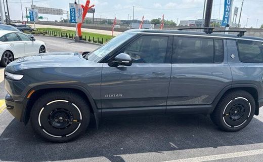 2025 Rivian R1S Adventure