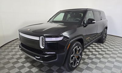 2024 Rivian R1S Adventure