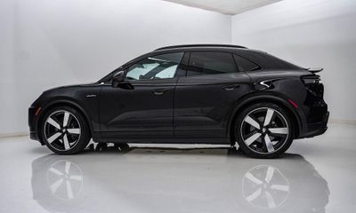 2025 Porsche Macan 4S Electric