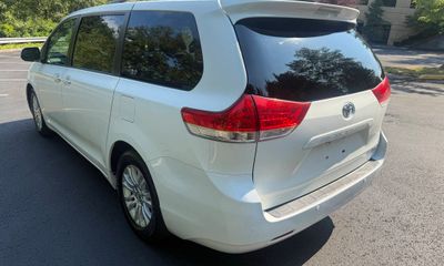 2011 Toyota Sienna XLE 8 Passenger