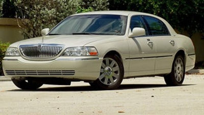 2004 Lincoln Town CAR — a typically priced live listing