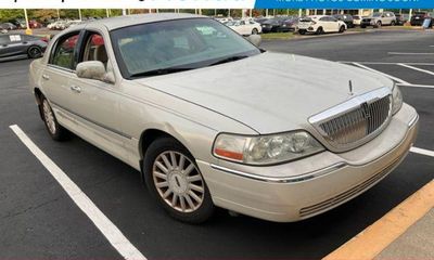 2005 Lincoln Town CAR Signature