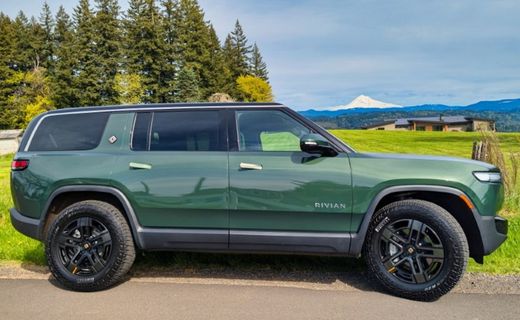 2025 Rivian R1S Adventure