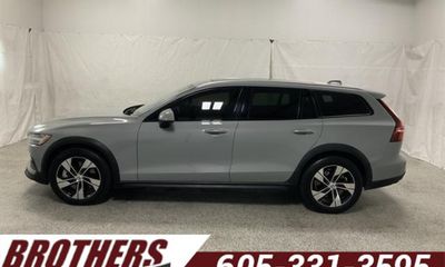 2025 Volvo V60CC Plus