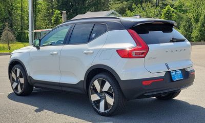 2024 Volvo XC40 Plus Dark