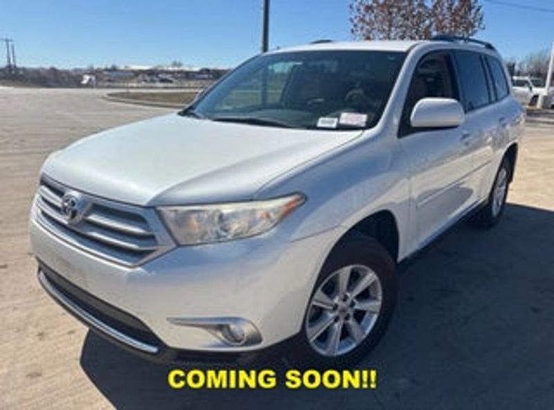 2011 Toyota Highlander — a typically priced live listing