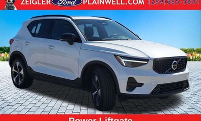 2024 Volvo XC40 Core Bright Dark