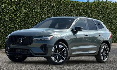 2026 Volvo XC60 Plus Dark