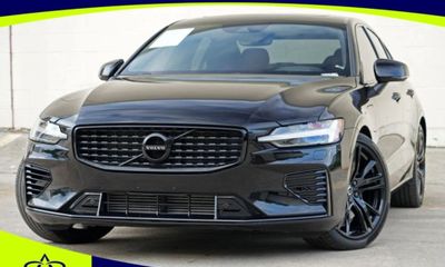2022 Volvo S60 R Design T8