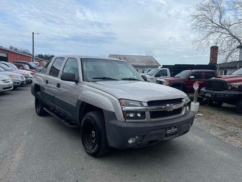 2005 Chevrolet Avalanche — a typically priced live listing