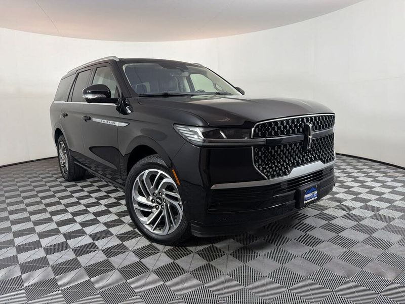 2025 Lincoln Navigator — a typically priced live listing