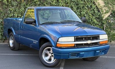 2000 Chevrolet S-10 Pickup Base