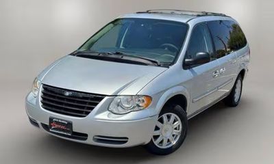 2005 Chrysler Town AND Country Touring