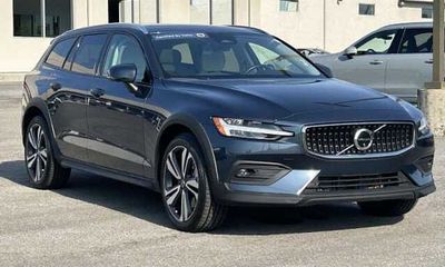 2025 Volvo V60CC Plus