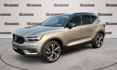 2022 Volvo XC40 R Design