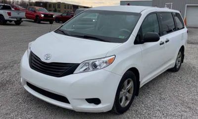 2012 Toyota Sienna Base 7 Passenger