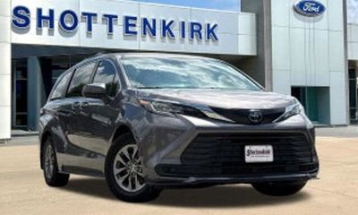 2023 Toyota Sienna LE