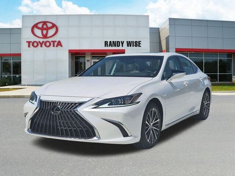 2025 Lexus ES — a typically priced live listing
