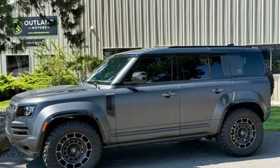 2025 Land Rover Defender Octa Edition ONE