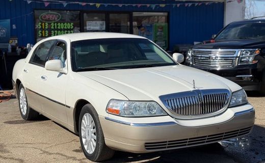 2005 Lincoln Town CAR Signature