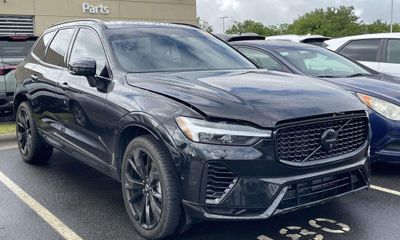 2024 Volvo XC60 Ultimate Black Edition