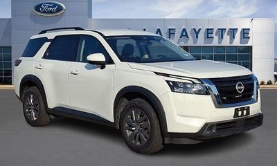 2025 Nissan Pathfinder SV