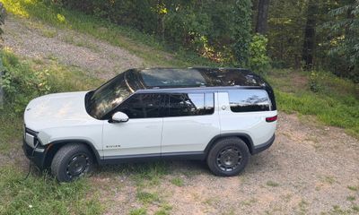 2025 Rivian R1S Adventure