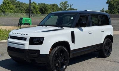 2026 Land Rover Defender 110 SE
