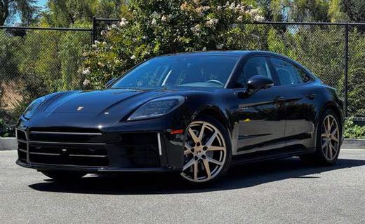 2026 Porsche Panamera 4
