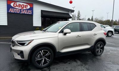 2023 Volvo XC40 Plus Bright