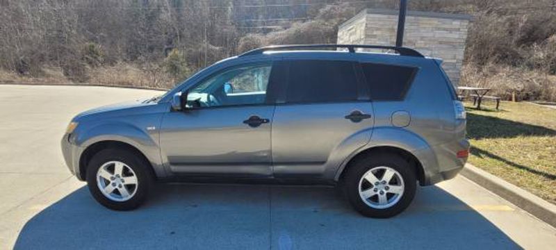 2007 Mitsubishi Outlander — a typically priced live listing
