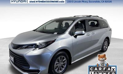 2025 Toyota Sienna LE