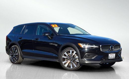 2022 Volvo V60CC Momentum