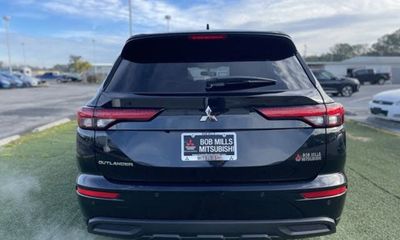 2022 Mitsubishi Outlander ES