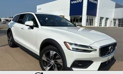 2021 Volvo V60CC Momentum
