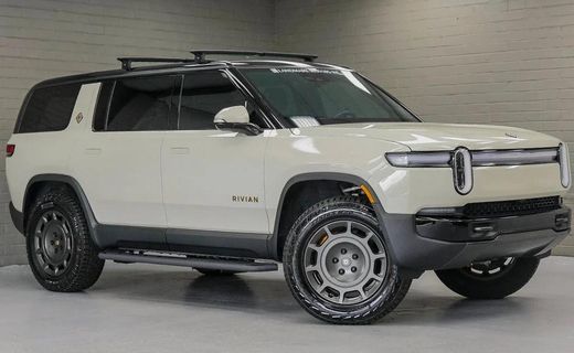 2025 Rivian R1S Adventure